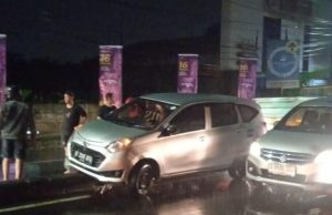 Mobil Naik ke Pembatas Jalan di Jalan Raya Narogong