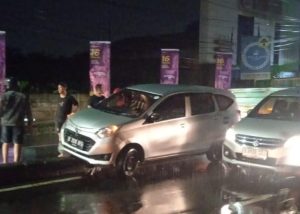 Mobil Naik ke Pembatas Jalan di Jalan Raya Narogong