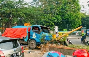 Sopir Truk Keramik Ngantuk Tabrak Tiang Listrik PLN