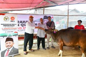 Syaikhu Serahkan Hewan Kurban saat Kundapil