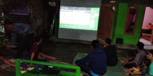 Warga Kaliabang Nobar Argentina vs Indonesia di Latar Gelora Bung Khoir