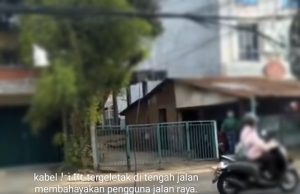 Gulungan Kabel Tergeletak di Tengah Jalan Raya, Ini Komentar Netizen