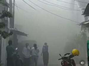 Kebakaran di Jalan Narogong, Asap Mengepul ke Pemukiman Warga