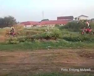 Aksi Riders Motocross di Lapangan Terbuka Hibur Warga Bekasi