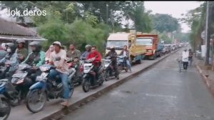Antrian Mengular Pengendara Motor di Jembatan Kali Bancong Bungur, Ini Sebabnya