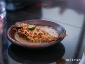 Bocah Bekasi Mecak Ikan Hasil Buruan di Galengan Sawah