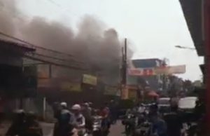Asap Hitam Mengepul di Kampung Siluman