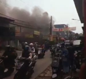 Asap Hitam Mengepul di Kampung Siluman