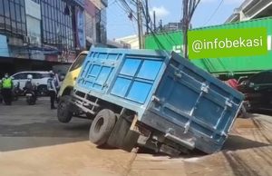 Cari Jalur Lain Hindari Kontainer Ban Truk Malah Amblas di Saluran Air