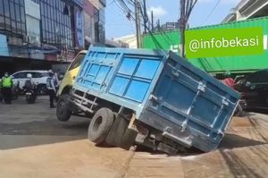 Cari Jalur Lain Hindari Kontainer Ban Truk Malah Amblas di Saluran Air
