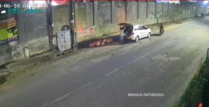 Pria Bermobil Terekam CCTV Buang Sampah Sembarangan