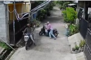 Aksi Maling Motor Siang Bolong di Griya Setu Permai Terekam CCTV