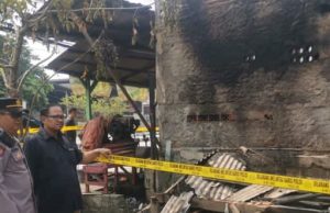 Kebakaran Warung di Cikarang Barat, Rambut Ujang Terbakar