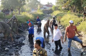 Camat Cabangbungin “Turun Gunung” Bersihkan Kali Anak Ciherang
