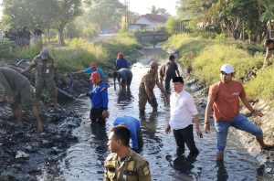Camat Cabangbungin “Turun Gunung” Bersihkan Kali Anak Ciherang