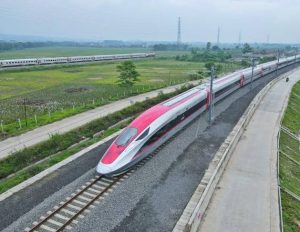 Masyarakat Sepanjang Rel KCJB Gratis Naik Kereta Cepat, Ini Syaratnya