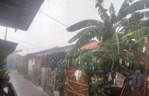 Bekasi Diguyur Hujan, Air Menggenang Ruas Jalan Kampung Kaliabang Pengarengan