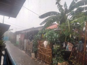 Bekasi Diguyur Hujan, Air Menggenang Ruas Jalan Kampung Kaliabang Pengarengan