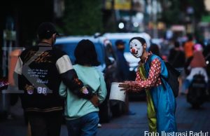 Warga Medan Satria Tangkap Seorang Badut, Ini Sebabnya