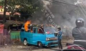 Angkot Terbakar di Pasar Bantargebang, Api Melahap Atap Mobil