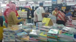 Jelang Tahun Ajaran Baru Sekolah, Toko Buku Diserbu Pengunjung