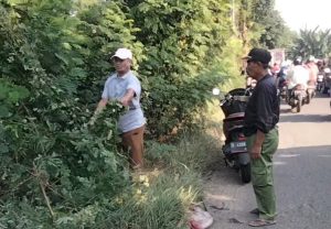 Kelurahan Kaliabang Tengah Gotong Royong Babat Ranting Pohon dan Potong Rumput di Bantaran Kali Alinda