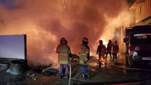 Gudang Pembuatan Bahan Baku Karet Ban di Mustikajaya Terbakar Jelang Subuh