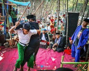 Permainan Ujungan, Pertarungan Harga Diri dan Status Sosial