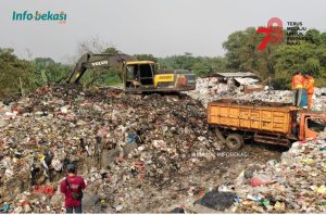 Sepuluh Tahun Gunungan Sampah di Pinggir Kali Cikeas