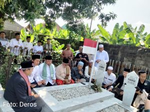 Usai Jumatan, Presiden PKS Sambangi Makam Pejuang M.Hasibuan