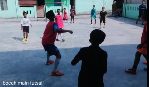 Semarak Sambut 17-an, Bocah Kaliabang ‘Melantai’ di Lapangan Madrasah 
