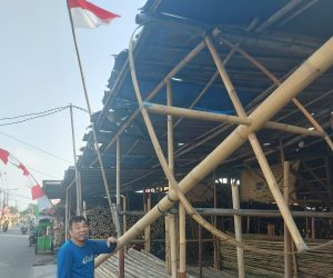 Melihat Peluang Meraup Cuan Menyulap Batang Bambu Jadi Panjat Pinang