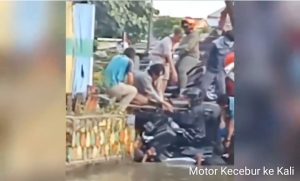 Tak Mau Mengalah, Motor Kecebur ke Kali Stasiun Bekasi Timur