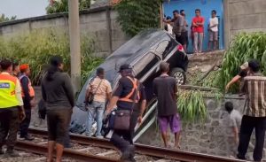 Mobil Terjun Bebas Tabrak Beton Pembatas Area Kereta Api, Diduga Sopir Keliru Injak Pedal