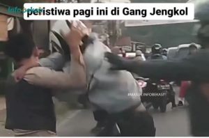 Senggolan di Jalan, 2 Pemotor Ini Baku Hantam di Gang Jengkol