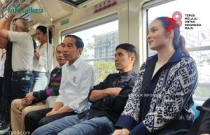 Rombongan Artis Naik LRT dari Bekasi, Ada Chelsea Islan