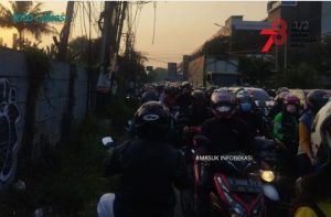 Jalan Pondok Ungu Macet, Pengendara Motor Antri Mengular di Depan Logos