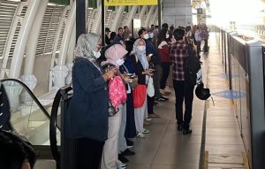 LRT dari Bekasi Alami Gangguan, Penumpang Pindah Kereta