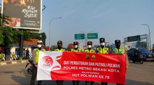 Polwan Polres Metro Bekasi Gatur Lalin dan Sebar Bunga Dalam Rangka HUT Polwan Ke-75