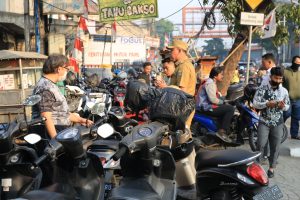 Walikota Bekasi ‘Turun Gunung’ Tegur Parkiran Liar dan PKL di Area Stasiun Bekasi
