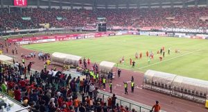 Suporter Persija Lempar Sandal dan Sepatu Lantaran Skor Imbang Lawan Persib