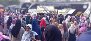 Tradisi Nganter Orang Umrah ke Bandara, Konon Biar ‘Ketularan’ Naik Pesawat