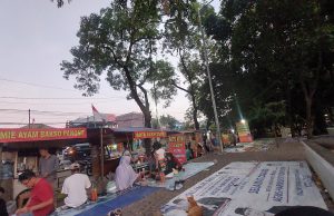 Menikmati Senja di Alun-Alun M Hasibuan Bekasi: Pengamen Jadi Perhatian Pengunjung