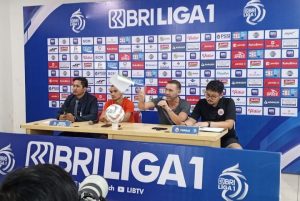 Kecewa dengan Keputusan Wasit, Thomas Doll Lempar Kertas Bergambar saat Konferensi Pers