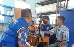 Petugas Disdukcapil Jemput Bola Rekam KTP Elektornik Pelajar Usia 17 Tahun
