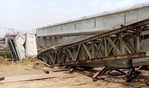 Proyek Jembatan Citarik di Cikarang Ambruk