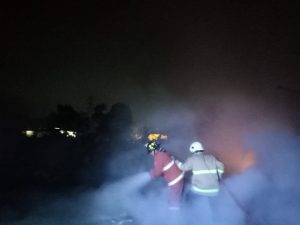 Lahan Kosong di Jalan Poncol Mustikajaya Dilalap Si Jago Merah