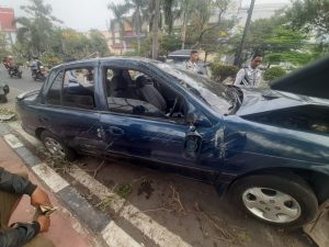Mobil Sedan Timor Ringsek Tabrak Trotoar Jalan Chairil Anwar Margahayu