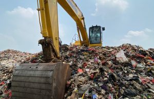 Puluhan Tahun Beroperasi, Pemkot Bekasi Akhirnya Keruk Tumpukan Sampah di TPS Liar