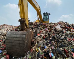 Puluhan Tahun Beroperasi, Pemkot Bekasi Akhirnya Keruk Tumpukan Sampah di TPS Liar 